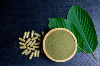 Kratom leaves and capsules