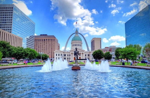 Kiener Plaza and the Gateway Arch in St. Louis, Missouri