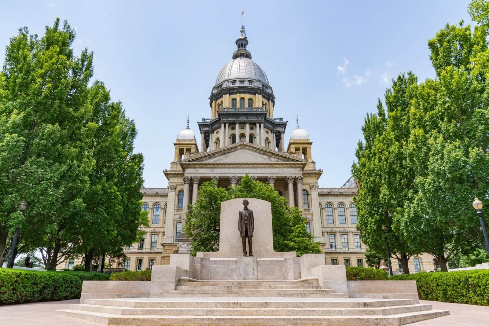 illinois state capital building in springfield
