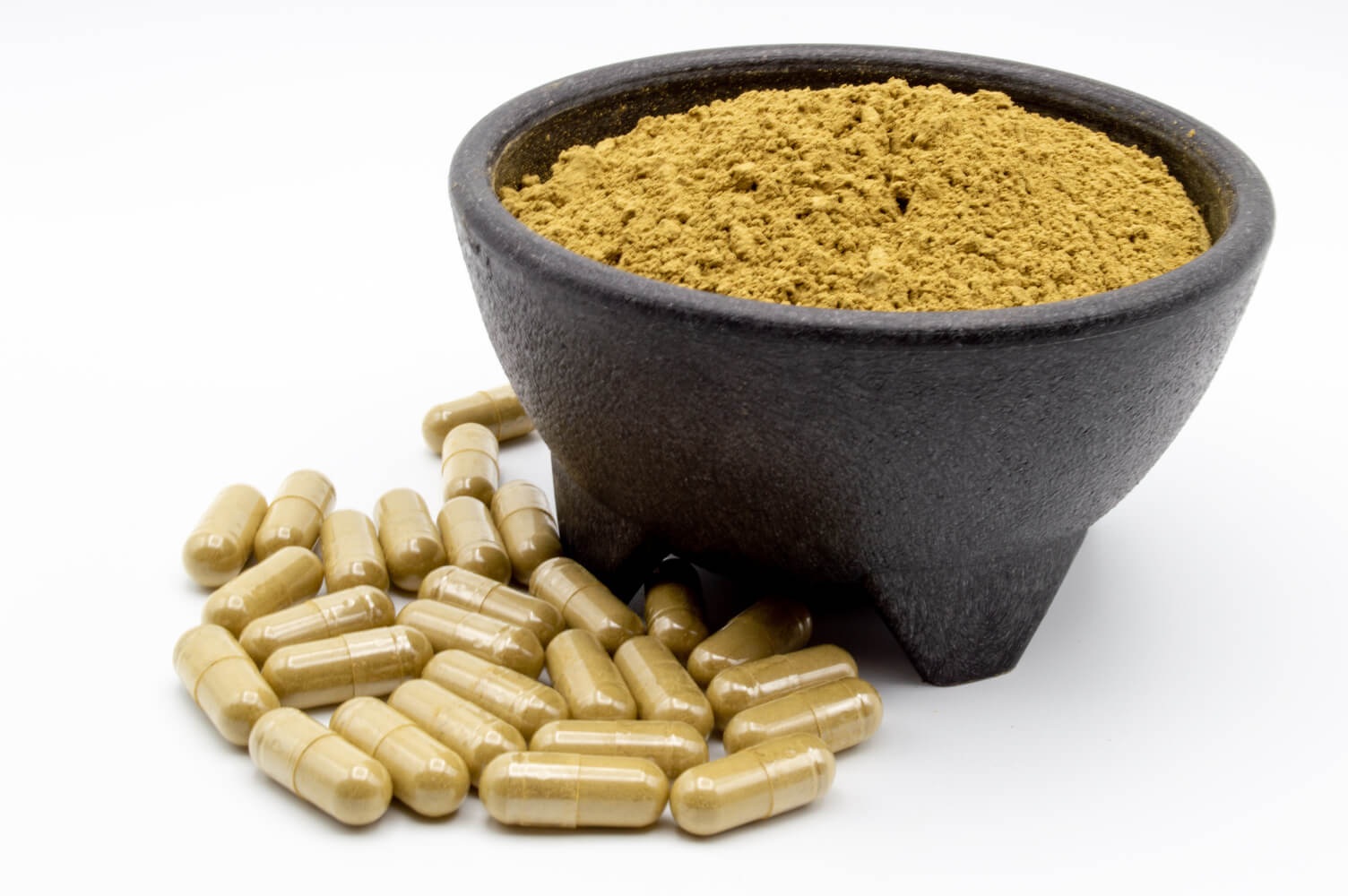 kratom powder in bowl with capsules