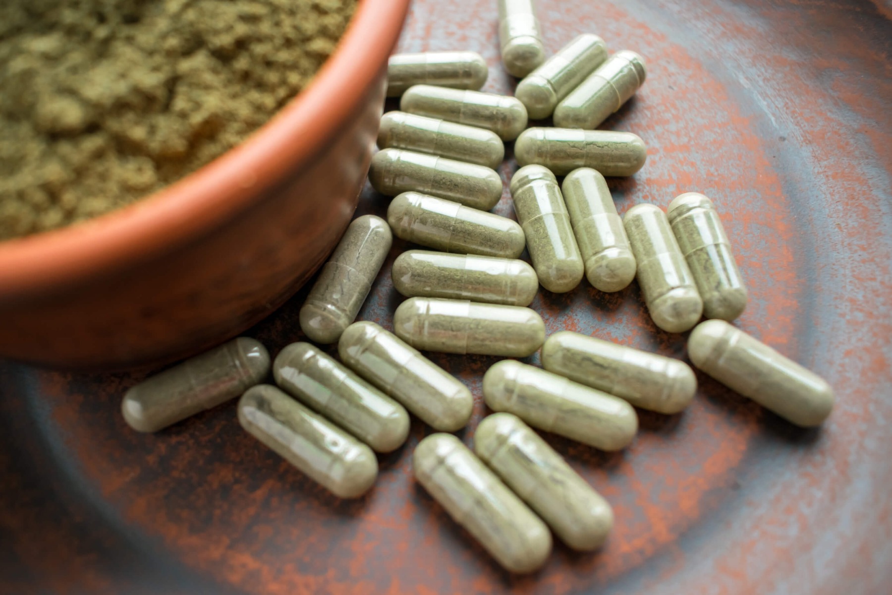 kratom green capsules and powder